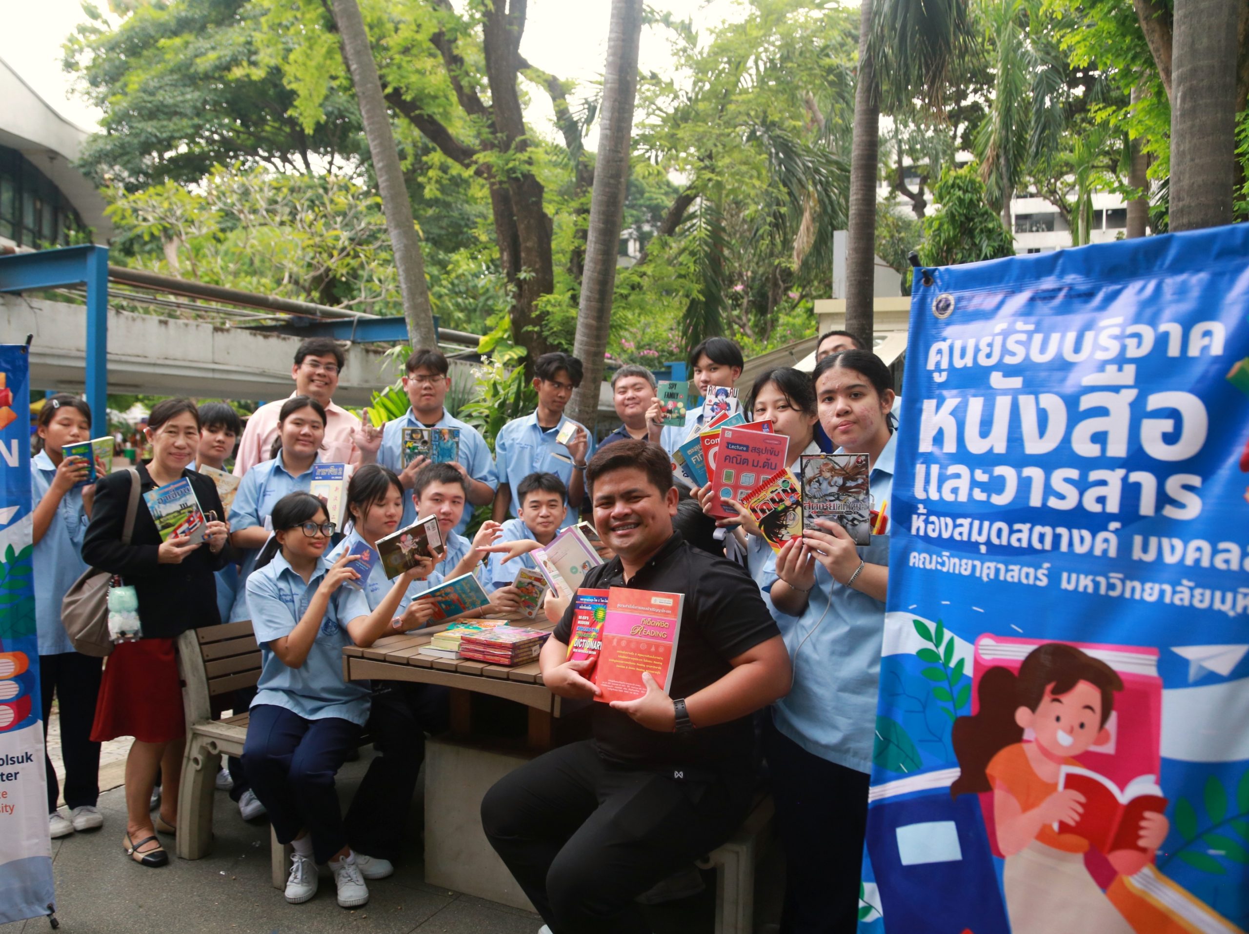 คณะครูและนักเรียนโรงเรียนเศรษฐเสถียร ในพระราชูปถัมภ์ เข้าเยี่ยมชมห้องสมุดสตางค์ มงคลสุข กับศูนย์รับบริจาคหนังสือและวารสาร ห้องสมุดสตางค์ มงคลสุข